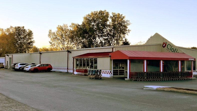 Reichle Klein Group’s Ron Jurgenson, CCIM, SIOR represented the seller, Ciolino Wholesale Produce Inc., in the sale of the property at 6750 Lewis Avenue.